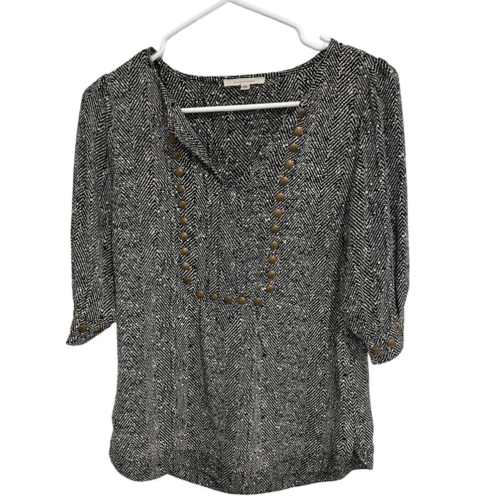 🌿🍃🍂🍁 Women’s blouse with v-neck cutout and studs - XS